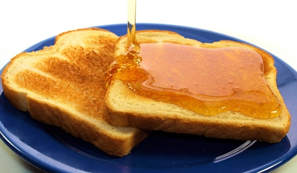 烤面包放了蜂蜜还要放糖吗?蜂蜜能和面包一起吃吗?