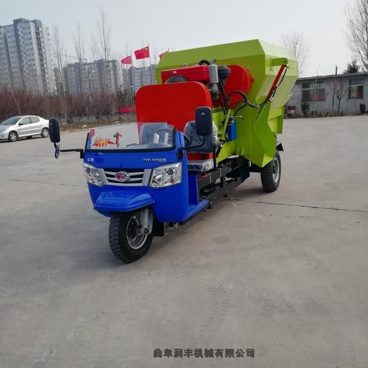 新闻:安徽滁州牛羊撒料车专利报价
