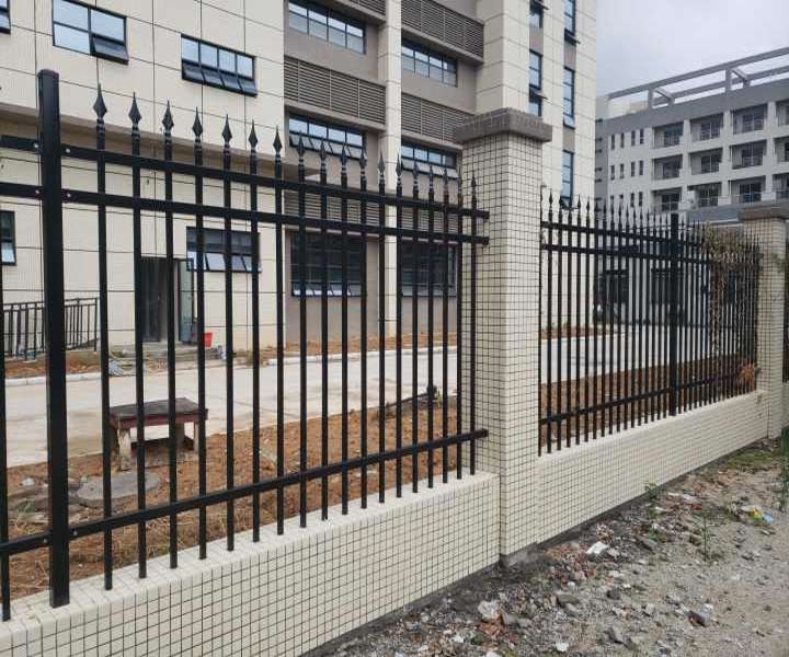 南宁小区铸铁围墙 柳州庭院方钢围栏加工 组装式锌钢护栏价格