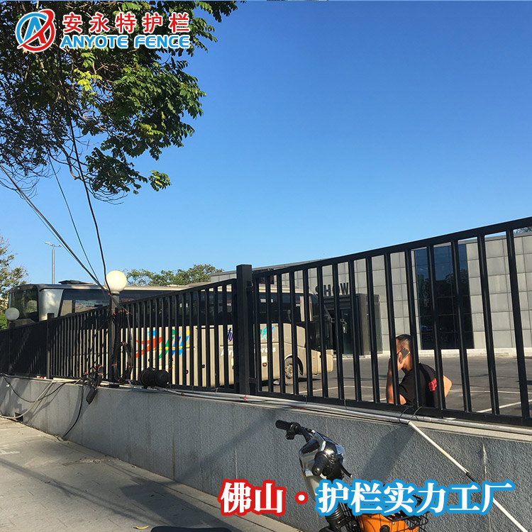广州学校防爬围墙栏杆 小区镀锌方通护栏 佛山铁艺栅栏厂家