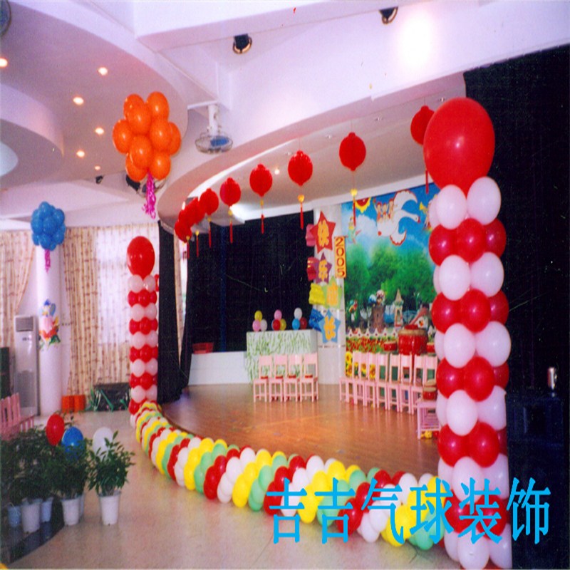 酒店T台舞台背景墙 气球链包边 显示器横架气球链包边上门设计