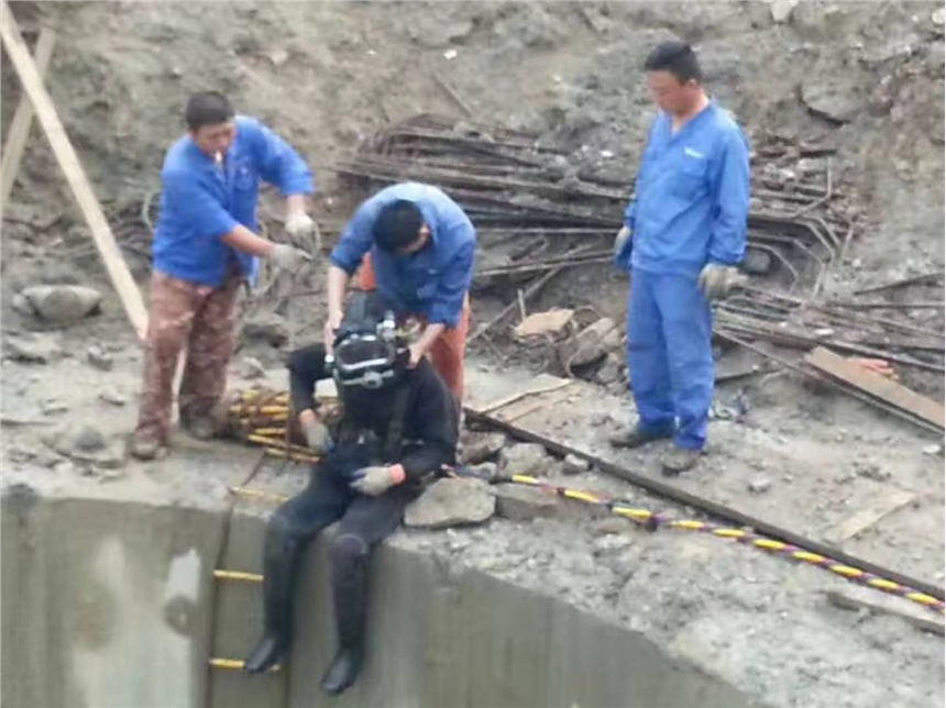 （头条）：淮安本地的污水管道水下封堵